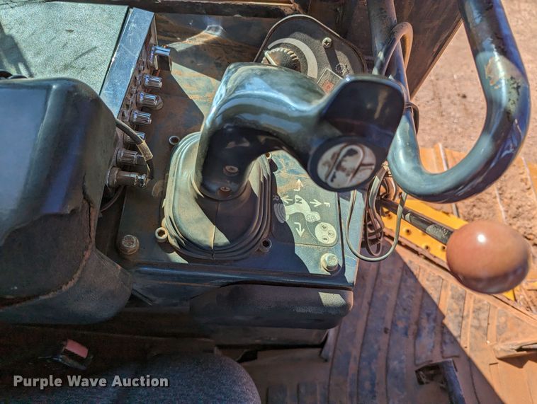 image for item LF9657 2008 John Deere 700J XLT  dozer