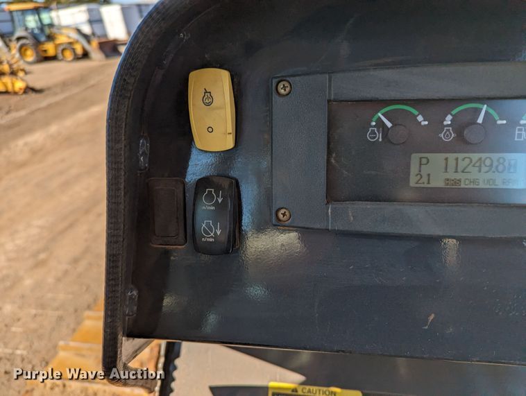 image for item LF9657 2008 John Deere 700J XLT  dozer