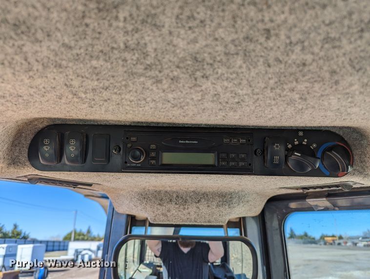 image for item LF9657 2008 John Deere 700J XLT  dozer