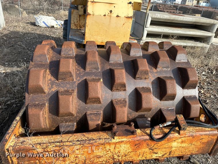 image for item LN9069 Bomag BW142  single drum roller