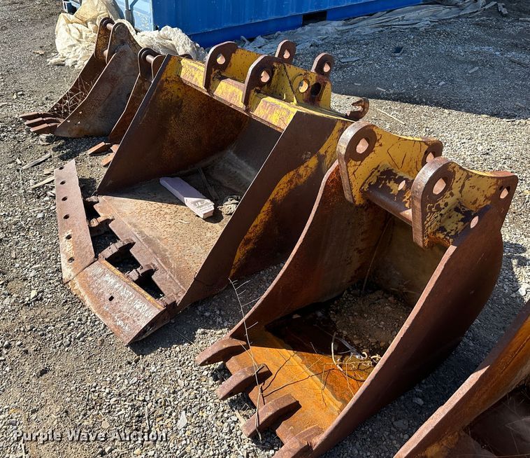 image for item LN9072 (4) Case 580 buckets