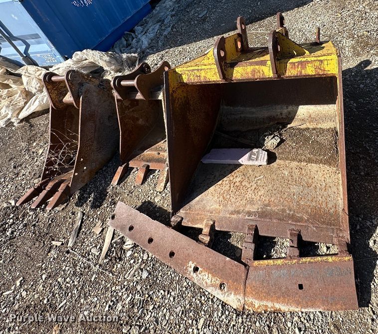 image for item LN9072 (4) Case 580 buckets