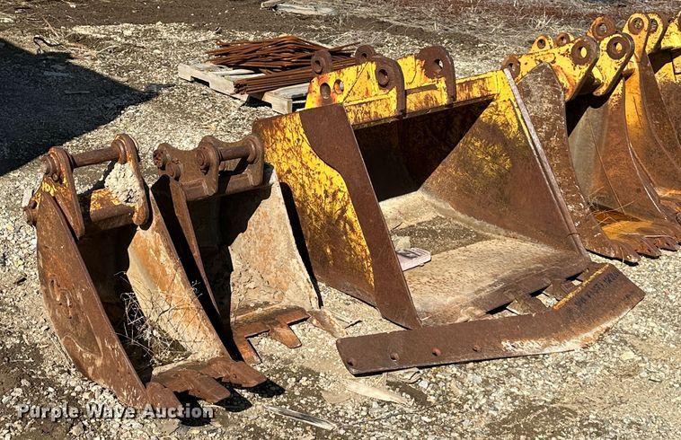 image for item LN9072 (4) Case 580 buckets