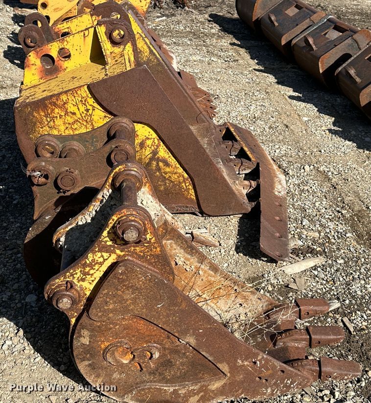 image for item LN9072 (4) Case 580 buckets