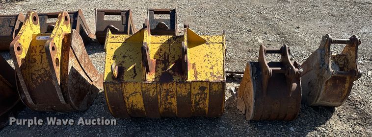 image for item LN9072 (4) Case 580 buckets