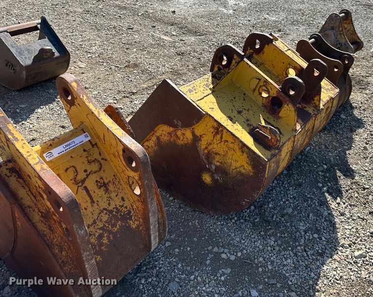 image for item LN9072 (4) Case 580 buckets