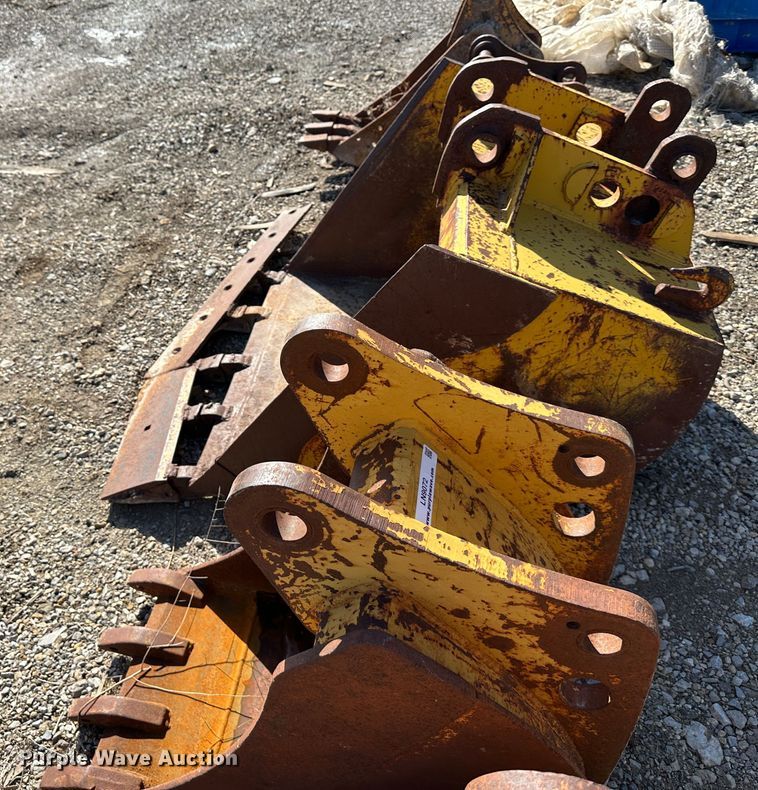 image for item LN9072 (4) Case 580 buckets