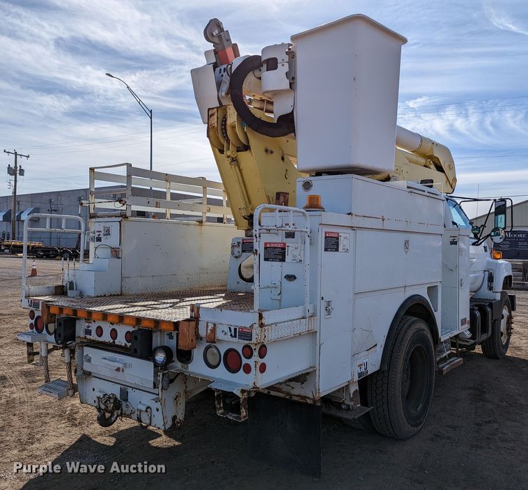 image for item LP9214 2002 Chevrolet C7500  bucket truck