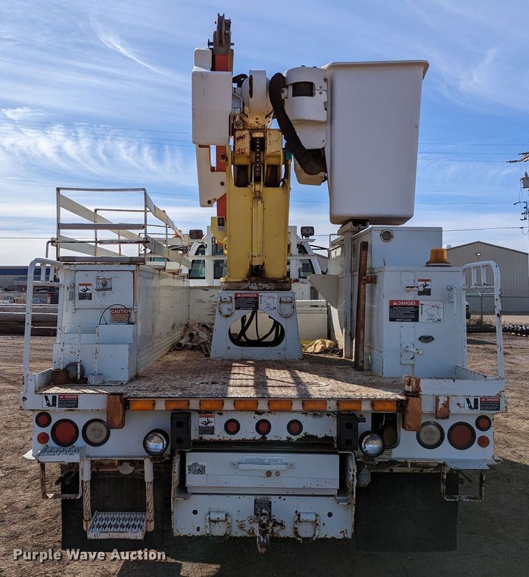 image for item LP9214 2002 Chevrolet C7500  bucket truck