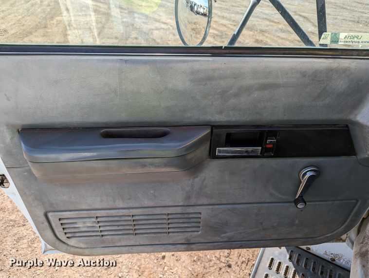 image for item LP9214 2002 Chevrolet C7500  bucket truck