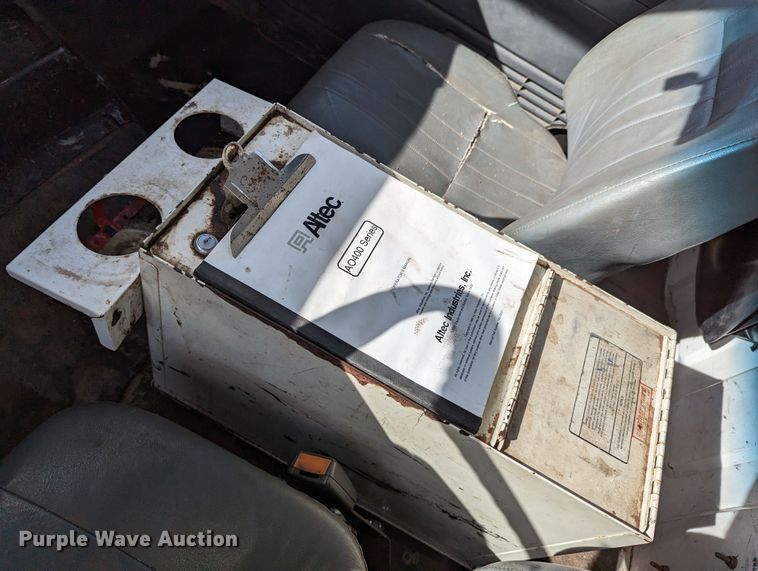 image for item LP9214 2002 Chevrolet C7500  bucket truck