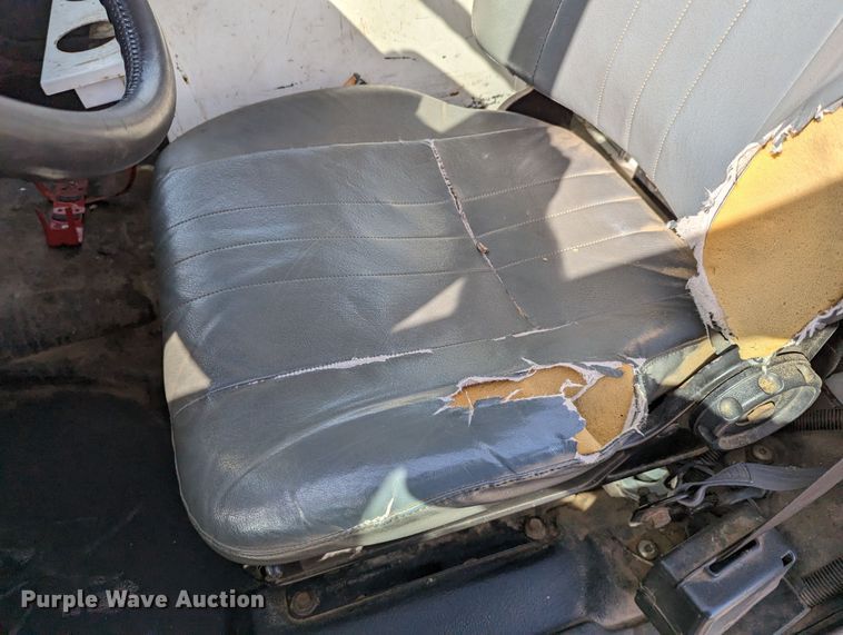 image for item LP9214 2002 Chevrolet C7500  bucket truck