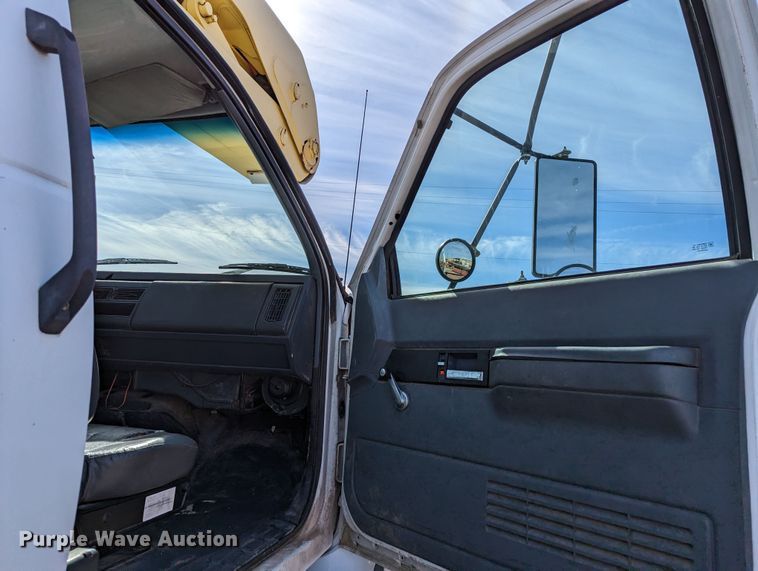 image for item LP9214 2002 Chevrolet C7500  bucket truck