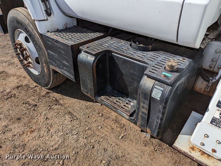 image for item LP9214 2002 Chevrolet C7500  bucket truck