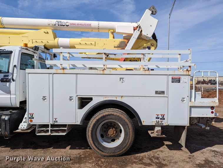 image for item LP9214 2002 Chevrolet C7500  bucket truck