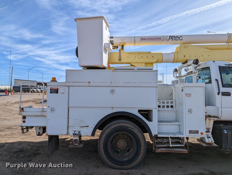 image for item LP9214 2002 Chevrolet C7500  bucket truck