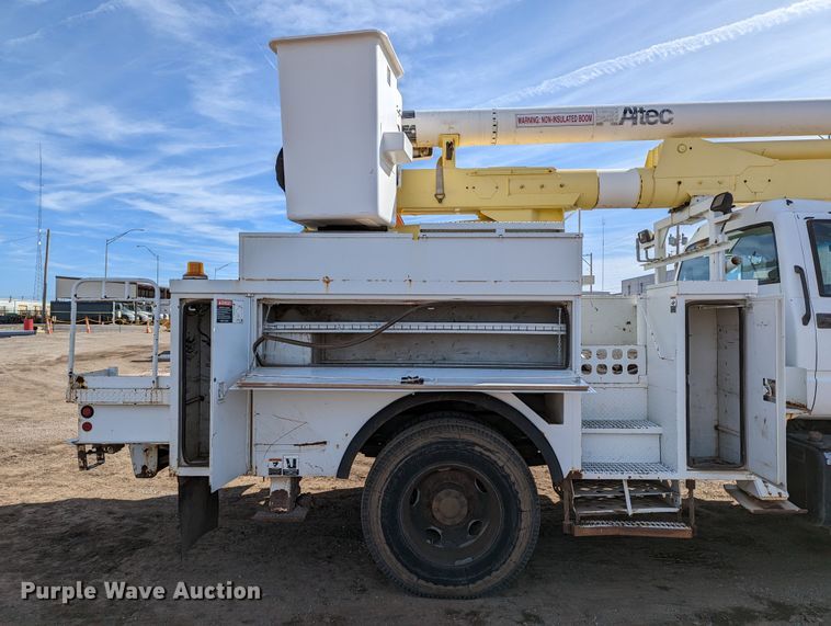 image for item LP9214 2002 Chevrolet C7500  bucket truck