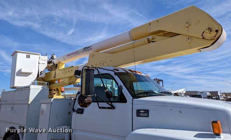 image for item LP9214 2002 Chevrolet C7500  bucket truck