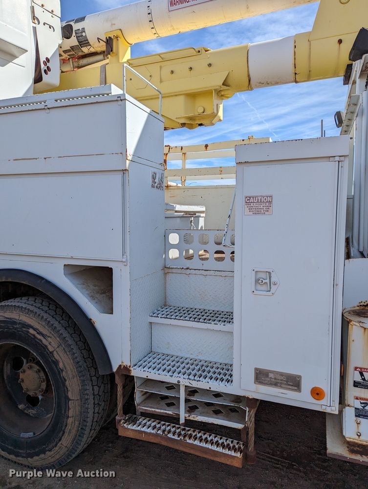 image for item LP9214 2002 Chevrolet C7500  bucket truck