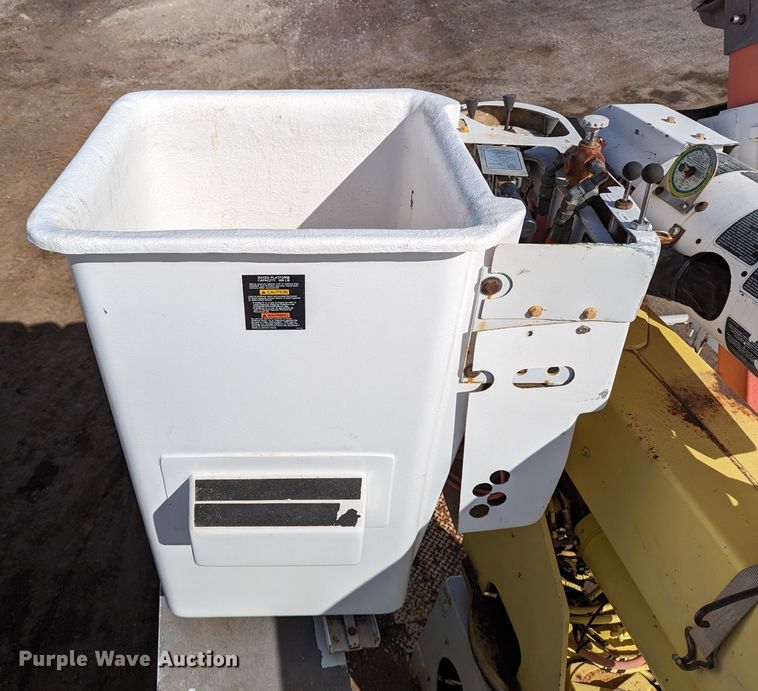 image for item LP9214 2002 Chevrolet C7500  bucket truck