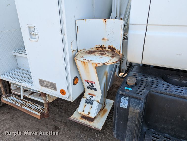 image for item LP9214 2002 Chevrolet C7500  bucket truck