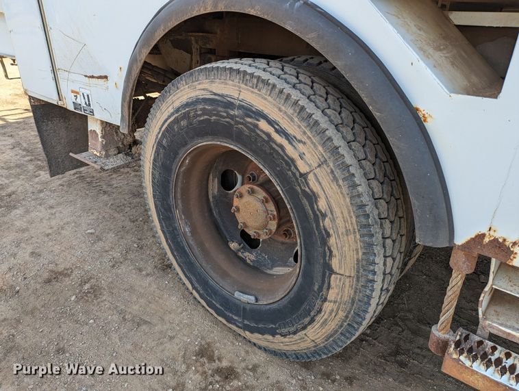 image for item LP9214 2002 Chevrolet C7500  bucket truck