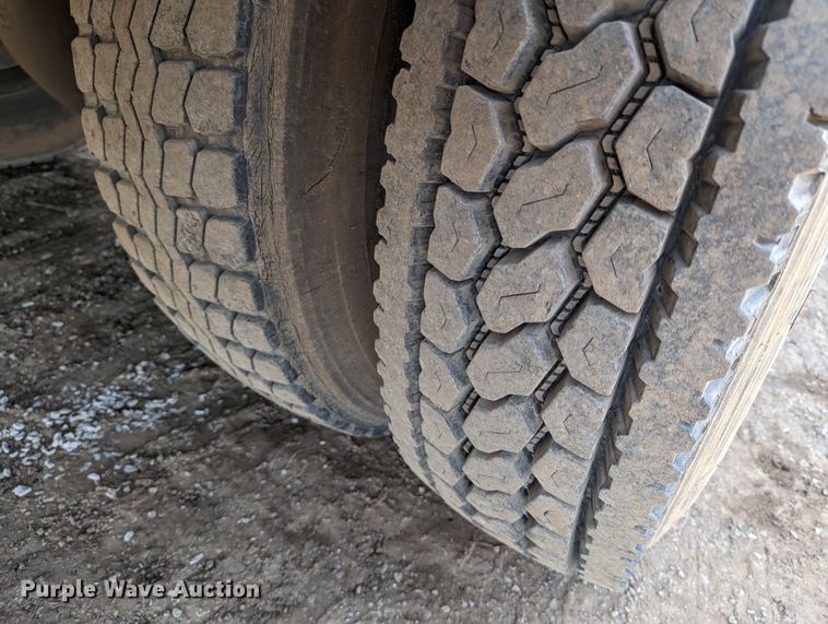 image for item LP9214 2002 Chevrolet C7500  bucket truck