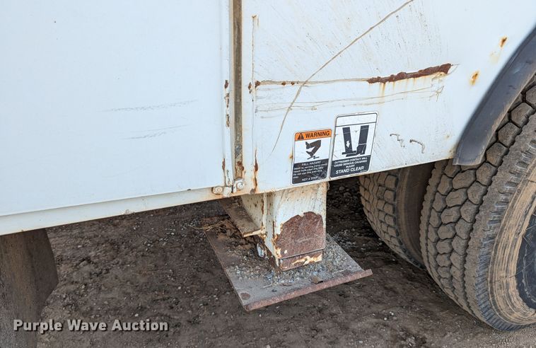 image for item LP9214 2002 Chevrolet C7500  bucket truck