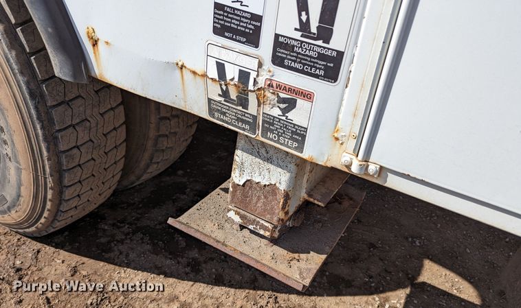 image for item LP9214 2002 Chevrolet C7500  bucket truck