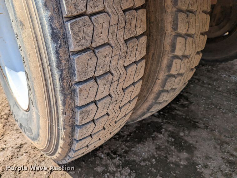 image for item LP9214 2002 Chevrolet C7500  bucket truck