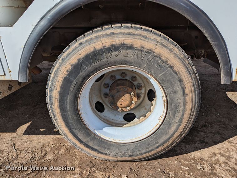 image for item LP9214 2002 Chevrolet C7500  bucket truck