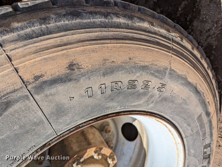 image for item LP9214 2002 Chevrolet C7500  bucket truck