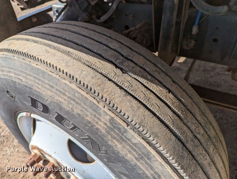 image for item LP9214 2002 Chevrolet C7500  bucket truck