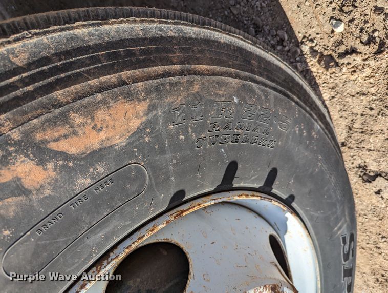 image for item LP9214 2002 Chevrolet C7500  bucket truck