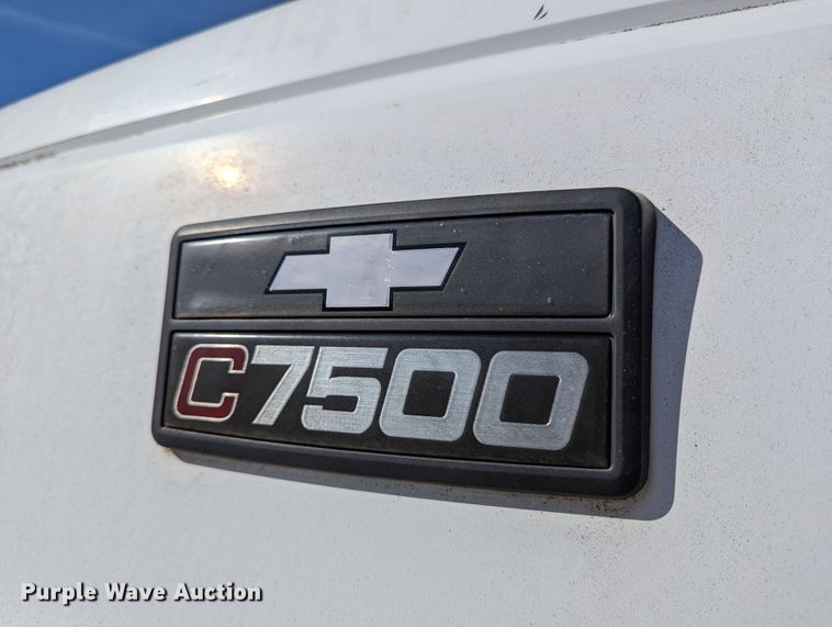 image for item LP9214 2002 Chevrolet C7500  bucket truck