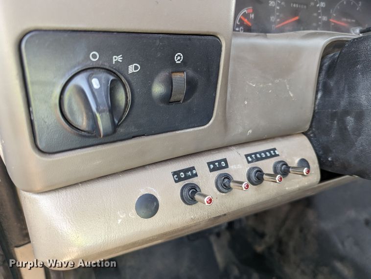 image for item LP9215 2001 Ford F550 Super Duty  bucket truck