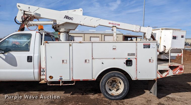 image for item LP9215 2001 Ford F550 Super Duty  bucket truck