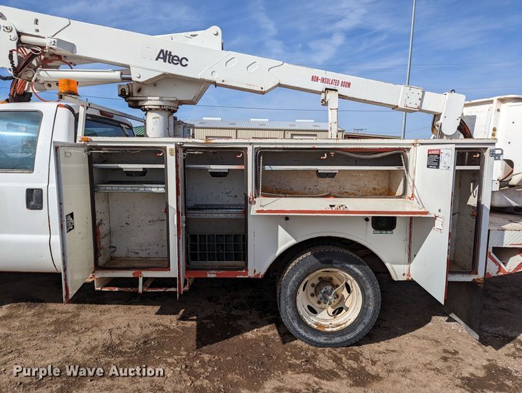 image for item LP9215 2001 Ford F550 Super Duty  bucket truck