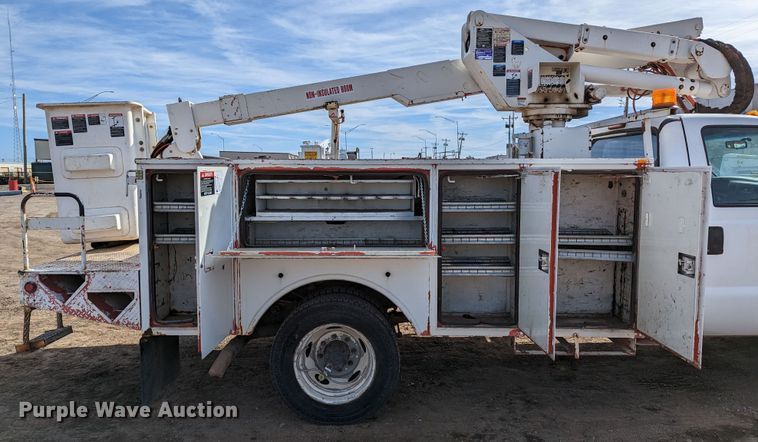 image for item LP9215 2001 Ford F550 Super Duty  bucket truck