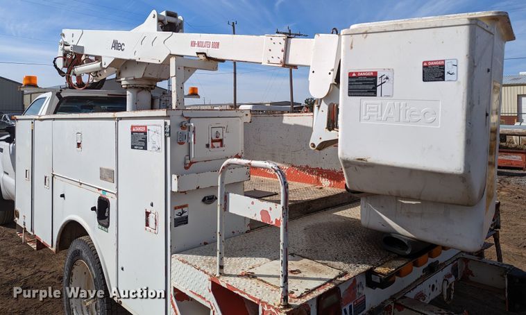 image for item LP9215 2001 Ford F550 Super Duty  bucket truck