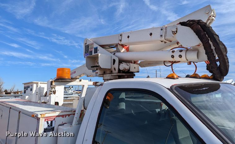 image for item LP9215 2001 Ford F550 Super Duty  bucket truck