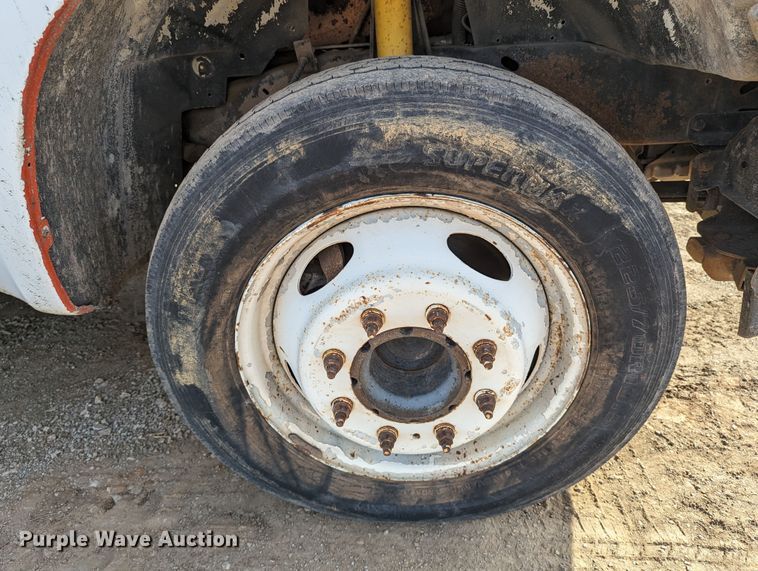 image for item LP9215 2001 Ford F550 Super Duty  bucket truck