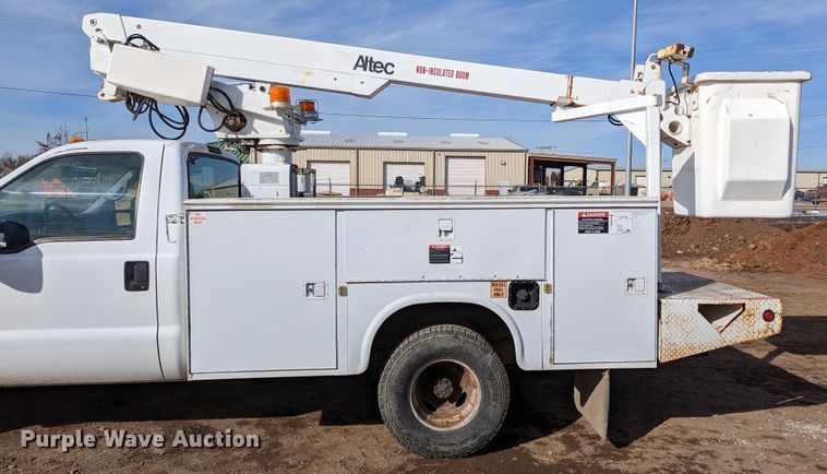 image for item LP9216 2000 Ford F350 Super Duty  bucket truck