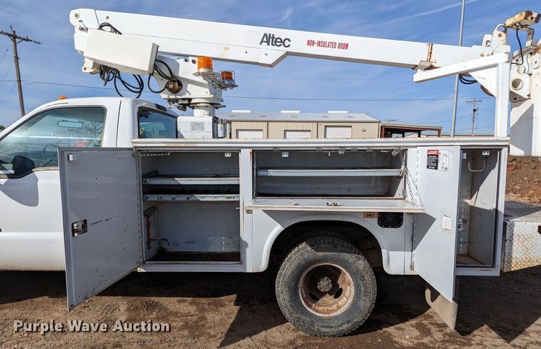 image for item LP9216 2000 Ford F350 Super Duty  bucket truck