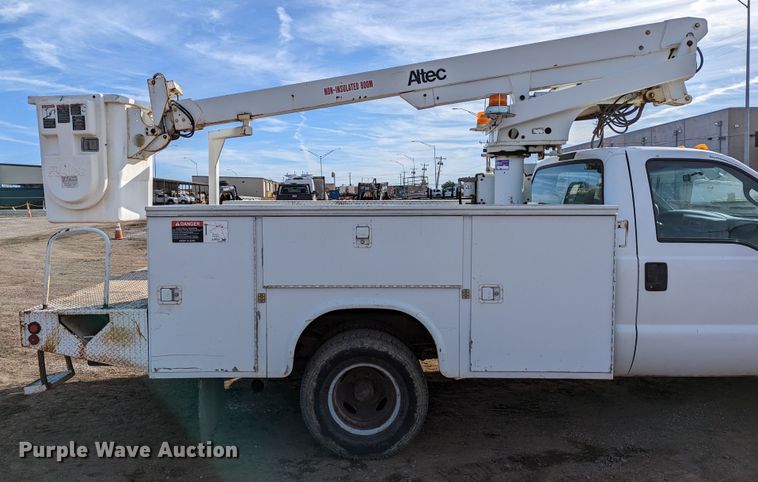 image for item LP9216 2000 Ford F350 Super Duty  bucket truck