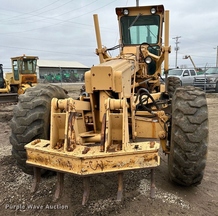 image for item LP9834 1981 John Deere 672A  motor grader