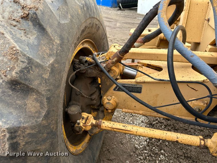 image for item LP9834 1981 John Deere 672A  motor grader