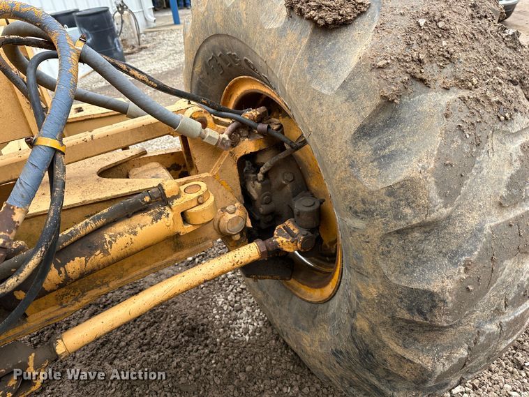 image for item LP9834 1981 John Deere 672A  motor grader