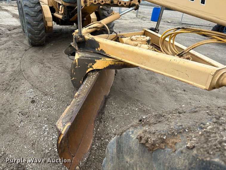 image for item LP9834 1981 John Deere 672A  motor grader