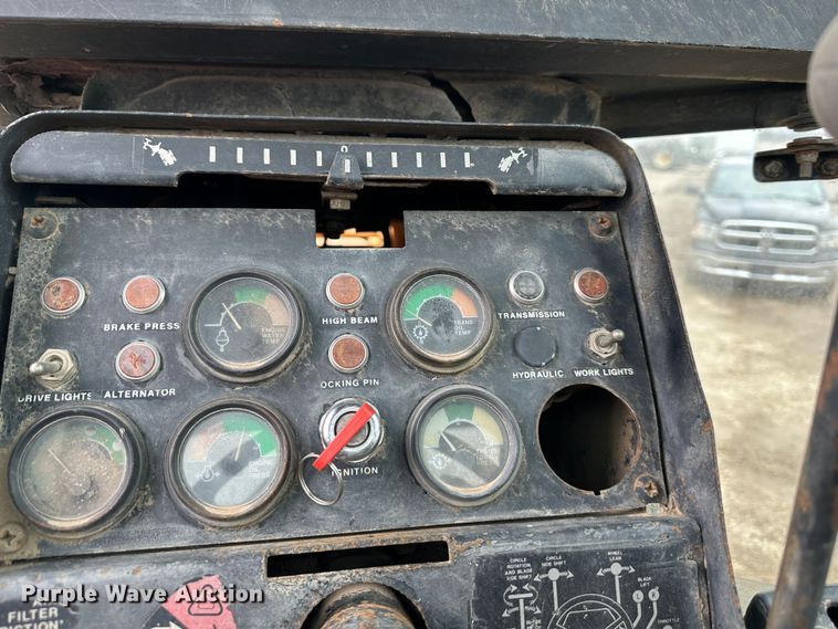 image for item LP9834 1981 John Deere 672A  motor grader